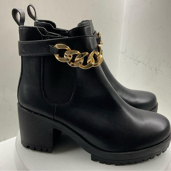 Chunky 3” Heeled Chelsea Boots with gold chain detail size 39 (7.5) - Picture 4 of 10